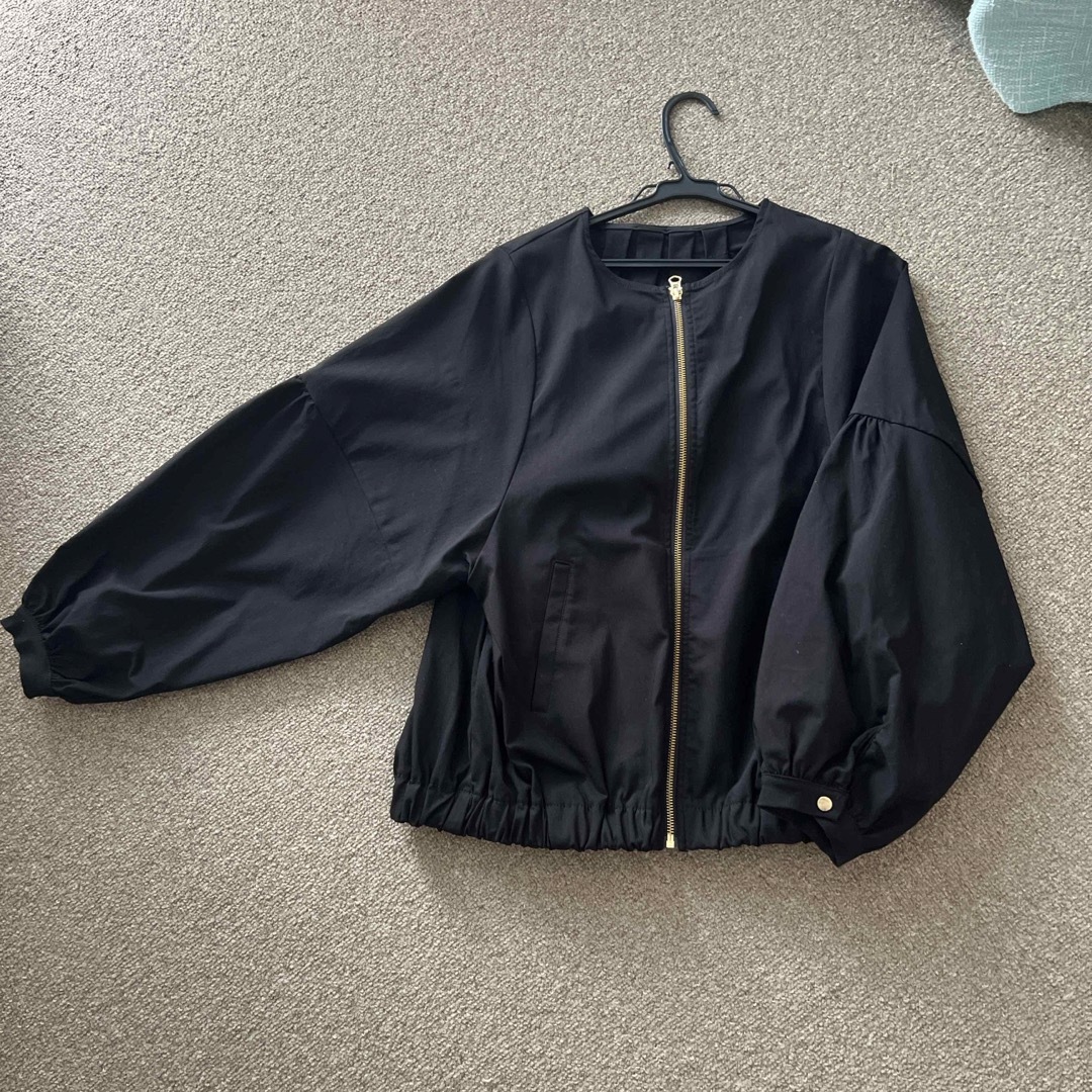 未使用　女性用ブルゾン　黒 レディースのジャケット/アウター(ブルゾン)の商品写真