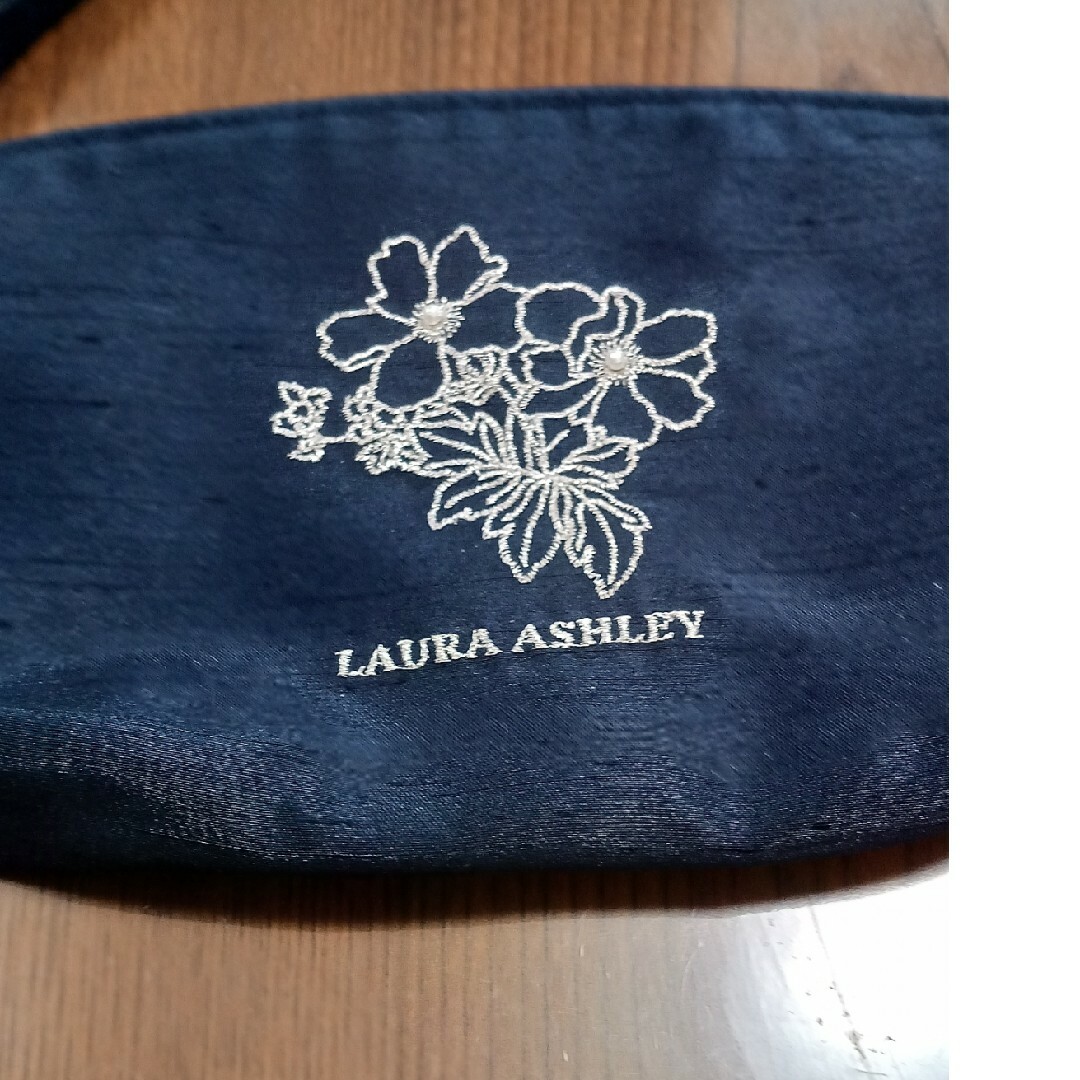 LAURA ASHLEY(ローラアシュレイ)のLAURA ASHLEY　ポーチ レディースのファッション小物(ポーチ)の商品写真