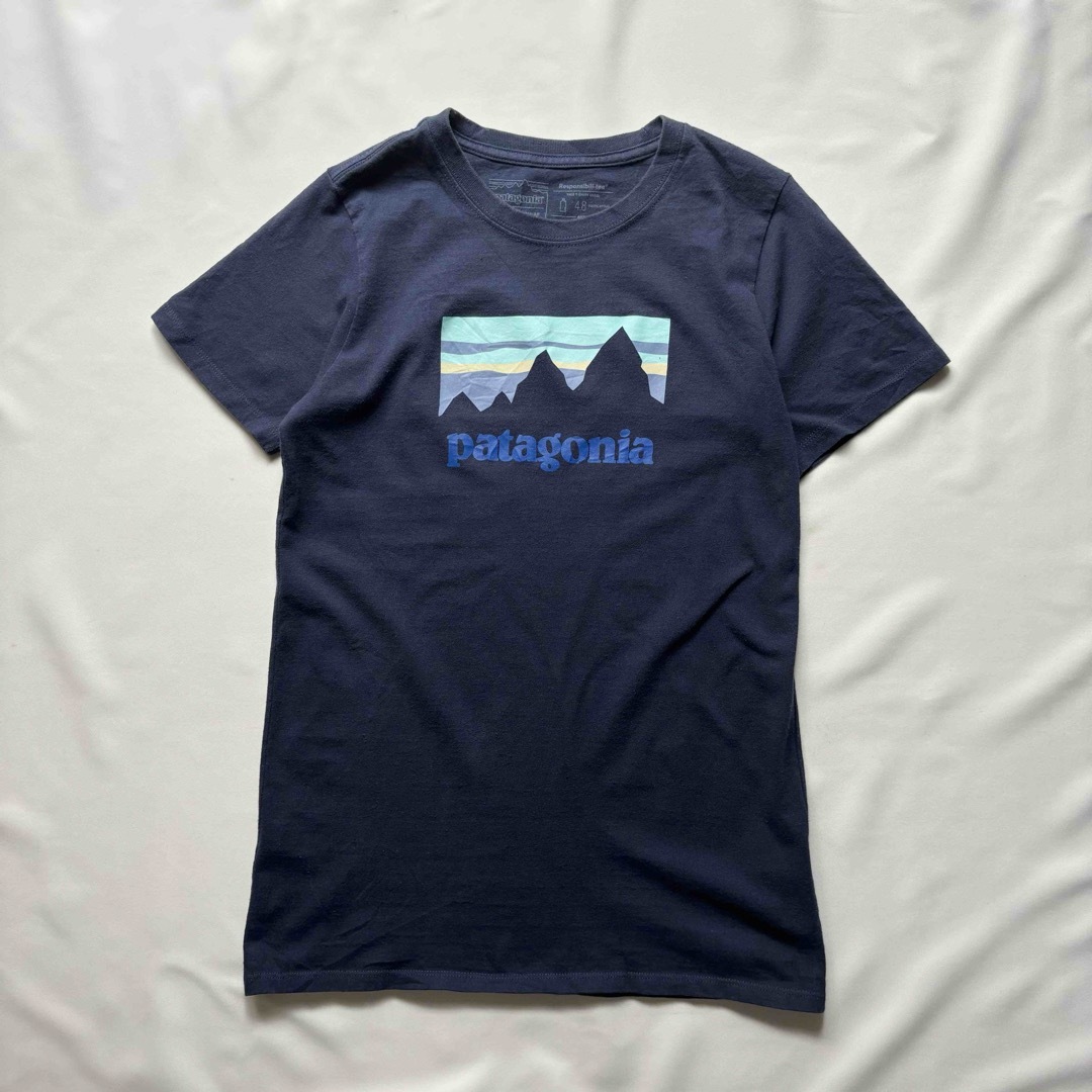 patagonia(パタゴニア)のPatagonia ネイビー ロゴTEE レディースのトップス(Tシャツ(半袖/袖なし))の商品写真