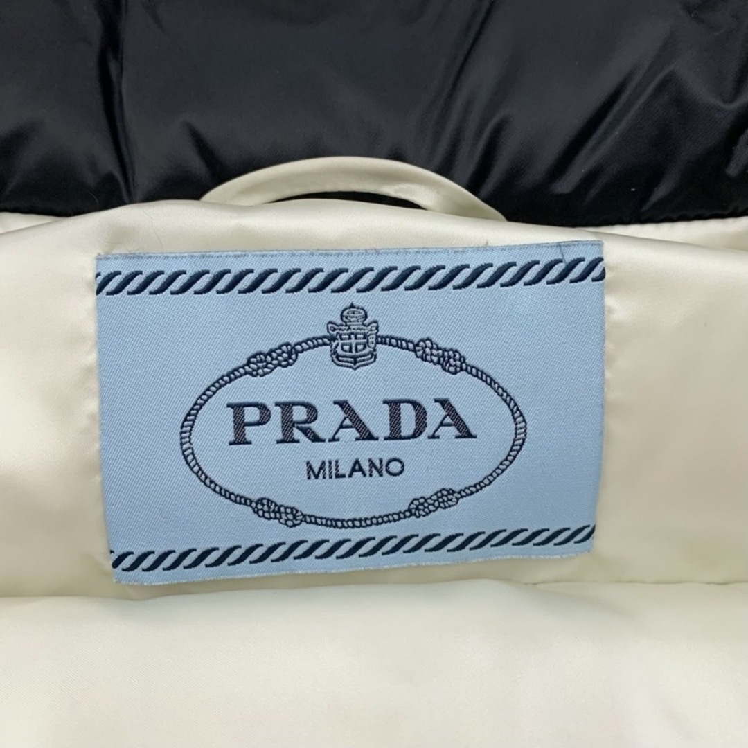 PRADA(プラダ)のプラダ PRADA アウター ブラック シルバー トライアングル ロゴ ダウンベスト ナイロン レディースのジャケット/アウター(ダウンベスト)の商品写真