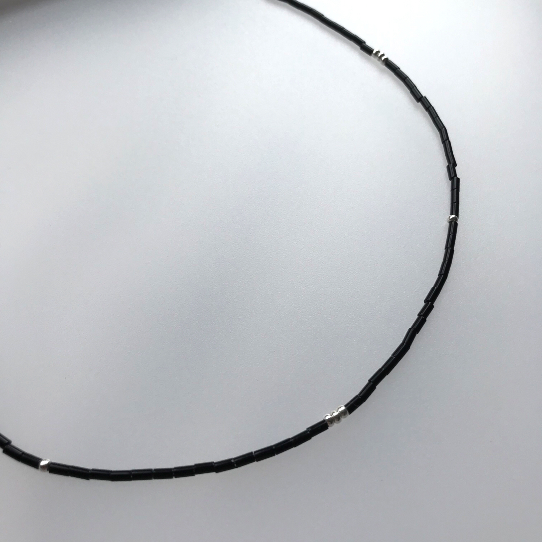 シンプル竹ビーズネックレス　チョーカー　ブラック×メタル　ハンドメイド ハンドメイドのアクセサリー(ネックレス)の商品写真