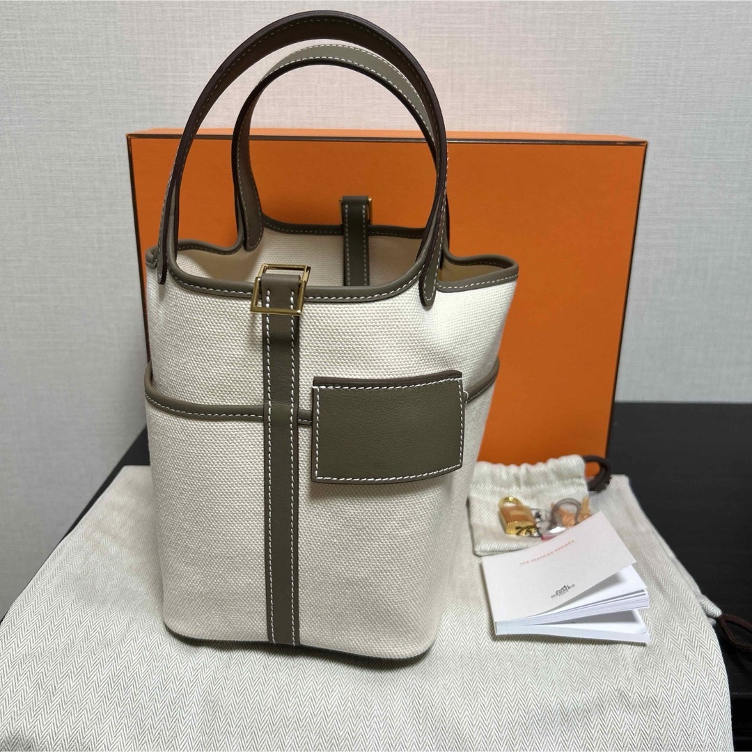 Hermes(エルメス)の【新品レア】エルメス ピコタンロック PM ポケットカーゴ　エクリュ×エトゥープ レディースのバッグ(トートバッグ)の商品写真