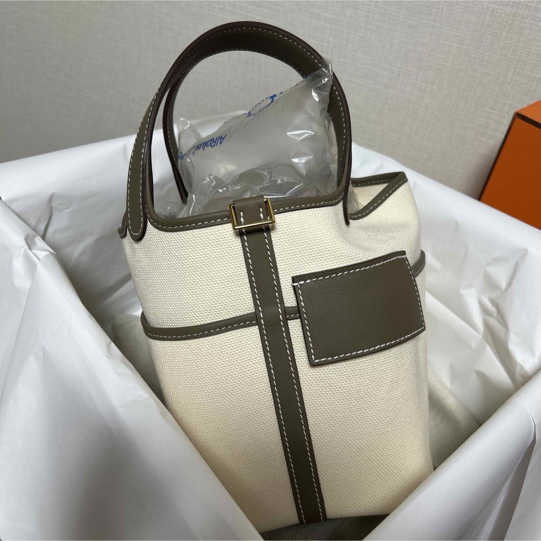 Hermes(エルメス)の【新品レア】エルメス ピコタンロック PM ポケットカーゴ　エクリュ×エトゥープ レディースのバッグ(トートバッグ)の商品写真