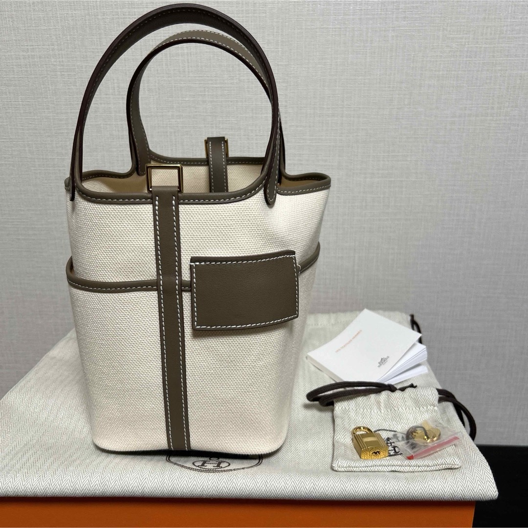 Hermes(エルメス)の【新品レア】エルメス ピコタンロック PM ポケットカーゴ　エクリュ×エトゥープ レディースのバッグ(トートバッグ)の商品写真