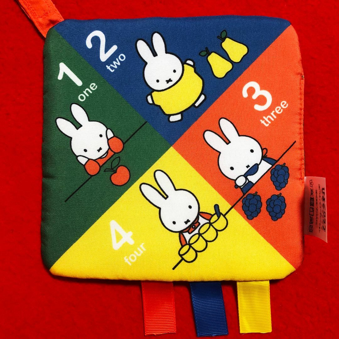 miffy(ミッフィー)のめくれるミッフィーのカシャカシャ布おもちゃ：縦15㎝×横15㎝×厚み5mm程 エンタメ/ホビーのおもちゃ/ぬいぐるみ(キャラクターグッズ)の商品写真