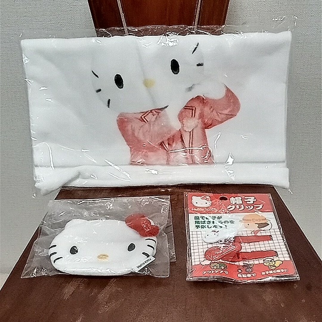 ハローキティ(ハローキティ)の値下げしました。HelloKittyタオル&帽子クリップ&ポーチ。 エンタメ/ホビーのおもちゃ/ぬいぐるみ(キャラクターグッズ)の商品写真