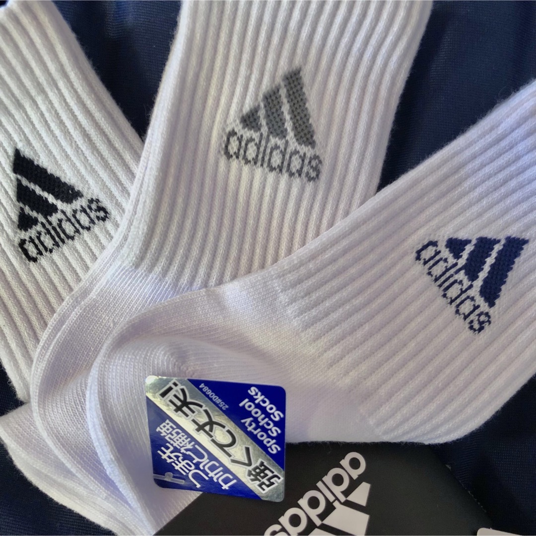 adidas(アディダス)の新品　アディダス靴下　19〜21cm 3足×2点　計6足　ロゴ白スクールソックス キッズ/ベビー/マタニティのこども用ファッション小物(靴下/タイツ)の商品写真