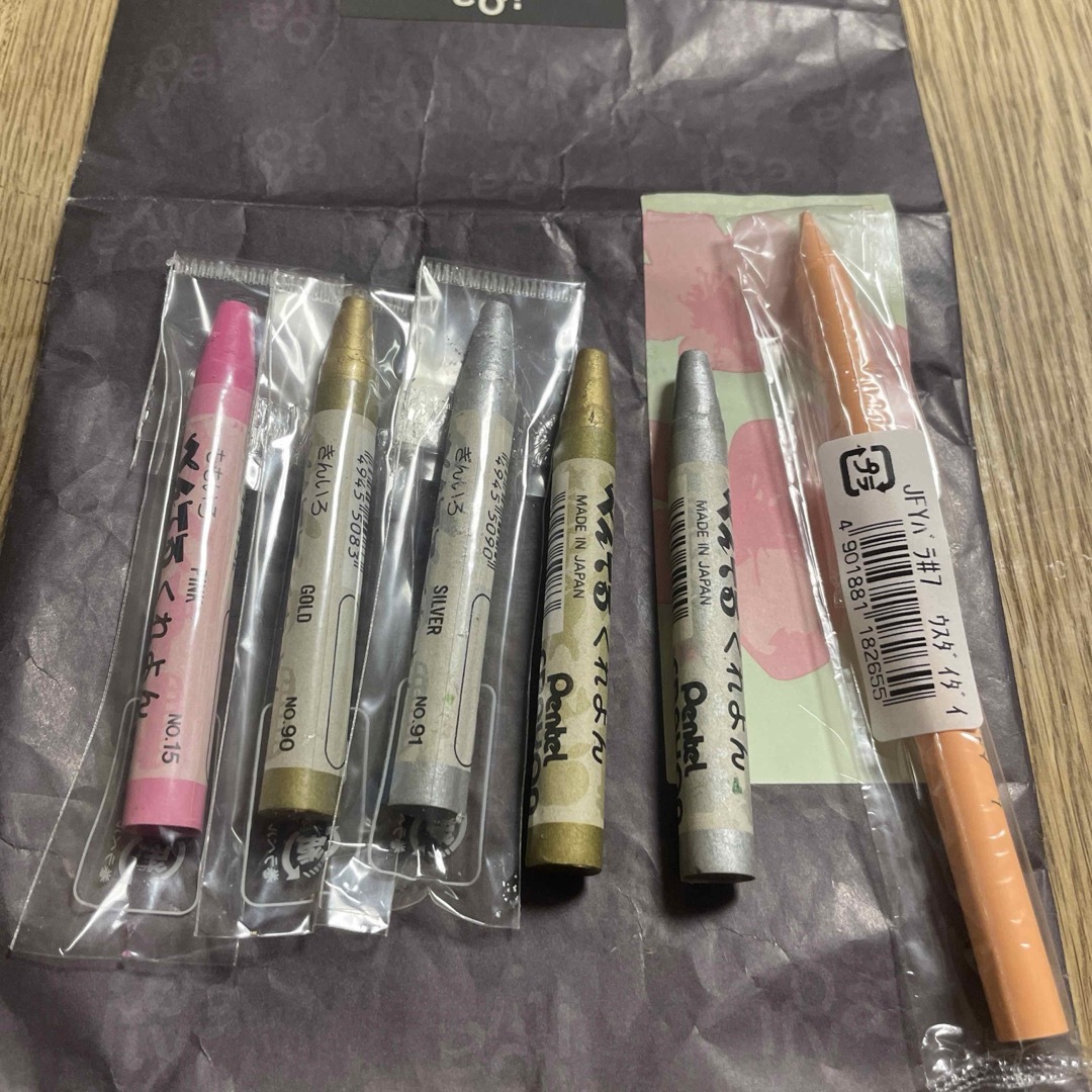 ぺんてる(ペンテル)のぺんてる　クレヨン　GOLD SILVER PINK クーピー　うすだいだい エンタメ/ホビーのアート用品(クレヨン/パステル)の商品写真