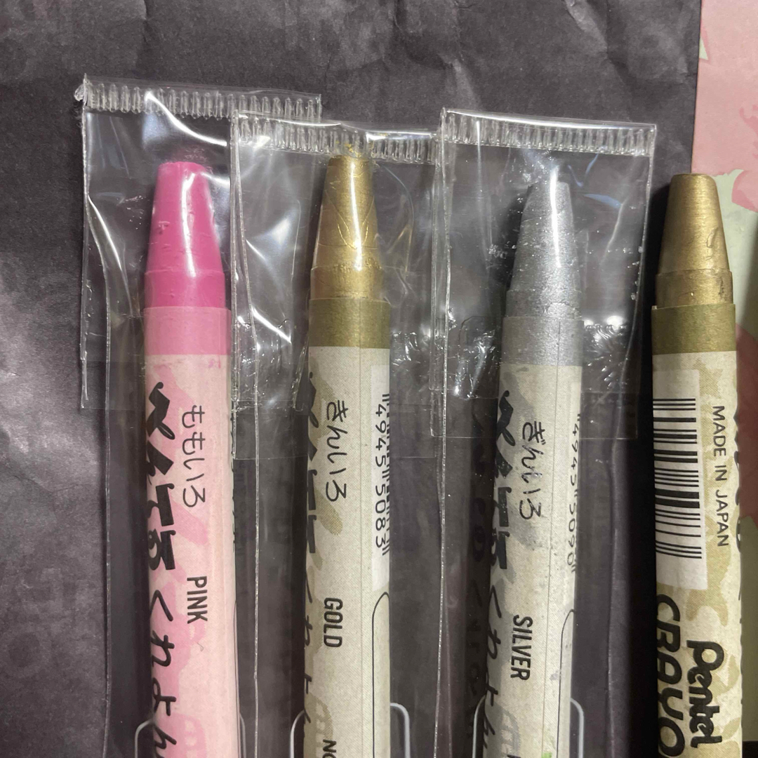 ぺんてる(ペンテル)のぺんてる　クレヨン　GOLD SILVER PINK クーピー　うすだいだい エンタメ/ホビーのアート用品(クレヨン/パステル)の商品写真