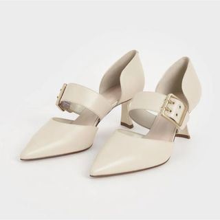 Charles and Keith - オーバーサイズドバックル ポインテッドトゥパンプス