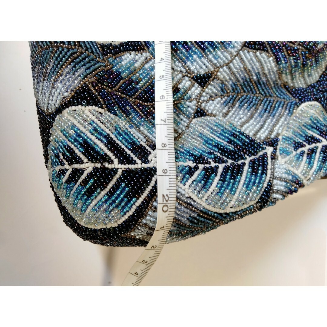 総ビーズハンドバッグ　リーフ　葉っぱ　和装　がま口　ブルー系　レトロ　孔雀の羽根 レディースのバッグ(ハンドバッグ)の商品写真