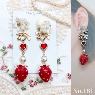 No.181* ランダムホワイトフラワー　リボン　苺🍓チャーム(ピアス)