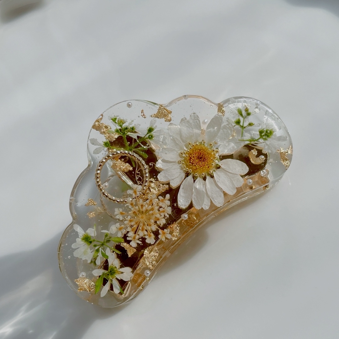 お花のバンスクリップ✿︎ ハンドメイドのアクセサリー(ヘアアクセサリー)の商品写真