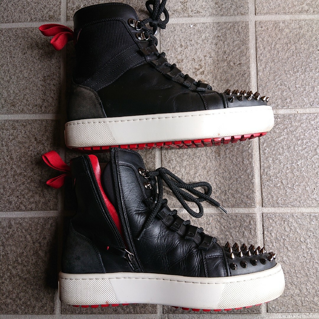 Christian Louboutin(クリスチャンルブタン)のクリスチャン・ルブタン 白黒ブーツスニーカー メンズの靴/シューズ(ブーツ)の商品写真