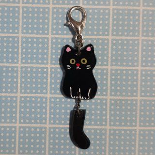 ハンドメイド　黒猫の尻尾ユラユラ　ファスナーチャーム　無料でストラップに変更可能(チャーム)