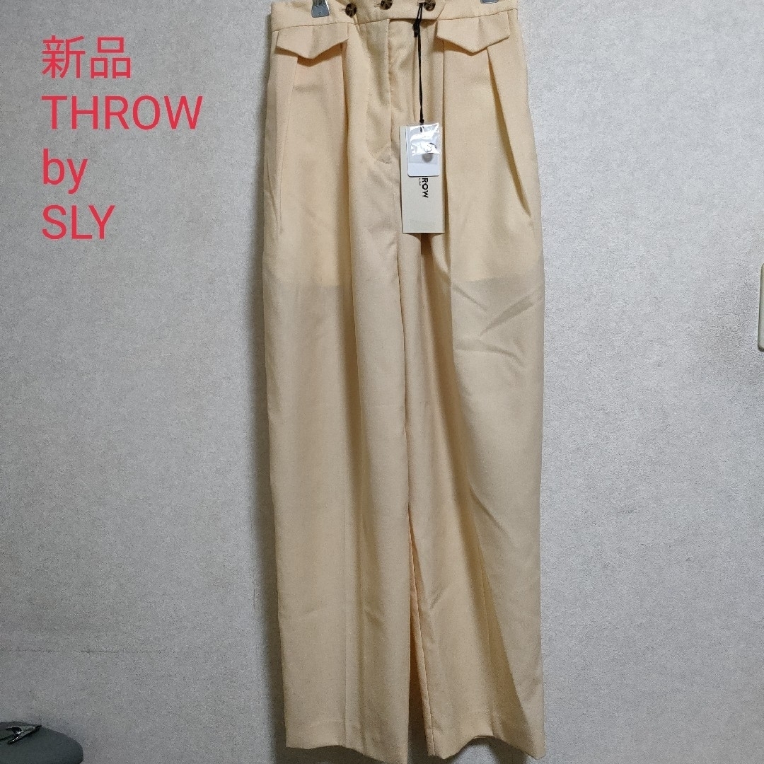 SLY(スライ)の新品　THROW by SLY パンツ　2 TUCK HW TROUSERS レディースのパンツ(カジュアルパンツ)の商品写真