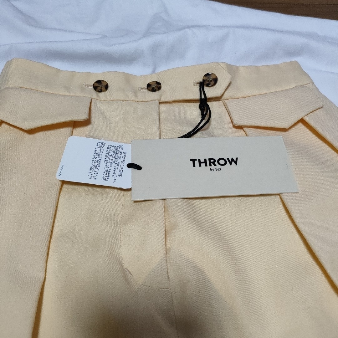 SLY(スライ)の新品　THROW by SLY パンツ　2 TUCK HW TROUSERS レディースのパンツ(カジュアルパンツ)の商品写真