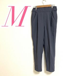 テーパードパンツ　M　グレー　フリル　きれいめ　ポリ　レーヨン　※ブランド名無し(カジュアルパンツ)