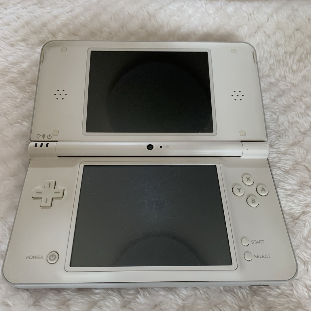 ニンテンドーDS(ニンテンドーDS)のニンテンドー DSI LL ホワイト　【美品】　 エンタメ/ホビーのゲームソフト/ゲーム機本体(携帯用ゲーム機本体)の商品写真