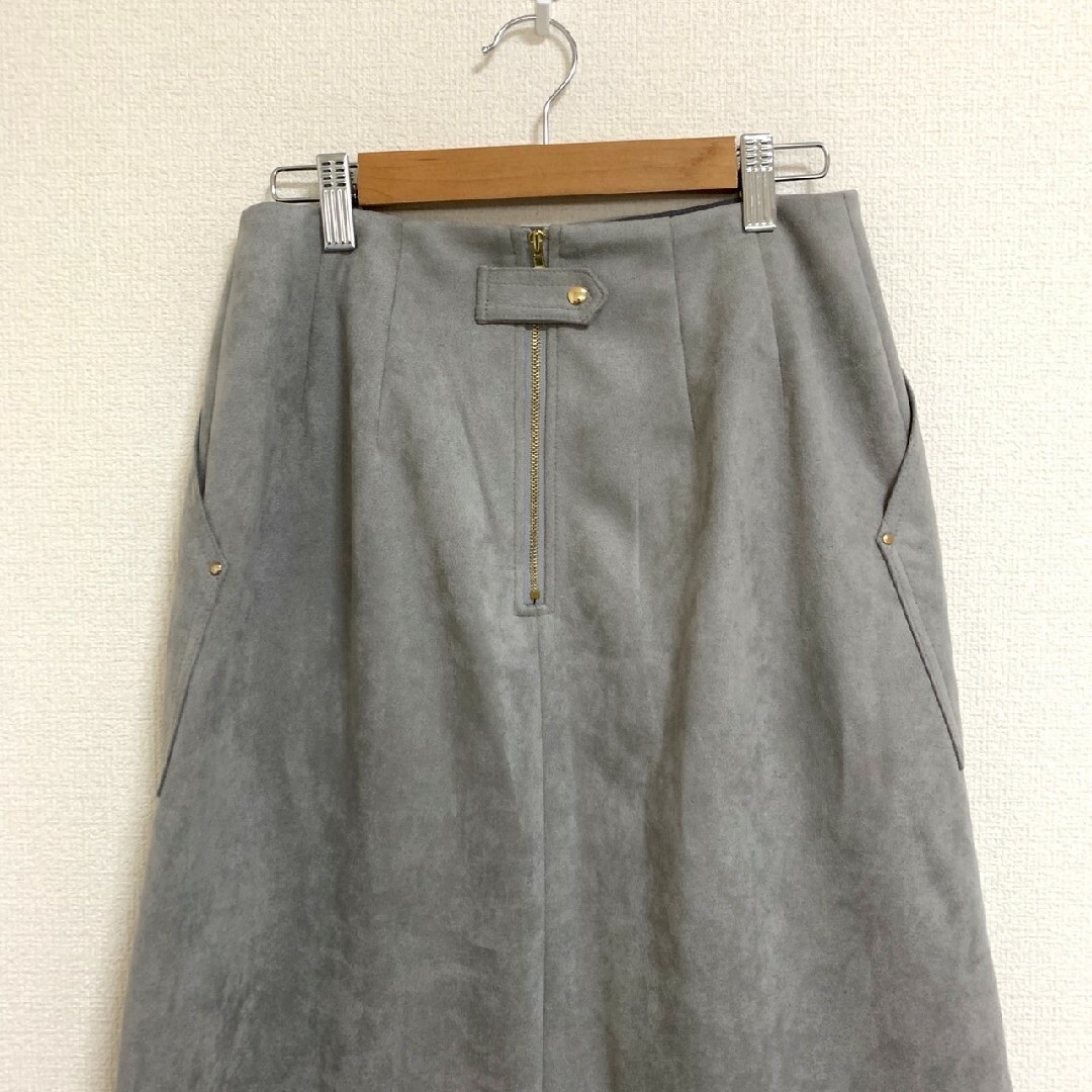 AuieF(アウィーエフ)のアウィーエフ　フレアスカート　M　グレー　フェイクスエード　きれいめ　ひざ丈 レディースのスカート(ひざ丈スカート)の商品写真