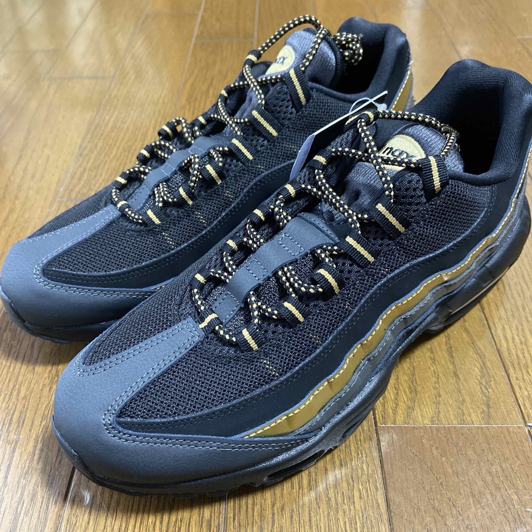 NIKE(ナイキ)の28.5 ナイキ エアマックス 95 ブラック メタリックゴールド 538416 メンズの靴/シューズ(スニーカー)の商品写真