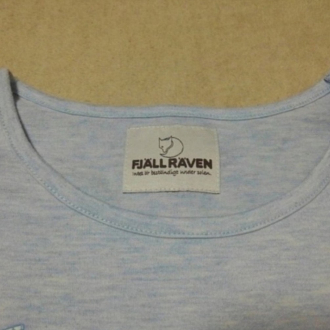 FJALL RAVEN(フェールラーベン)のフェールラーベン　フラワー ロゴ  レディース　Tシャツ レディースのトップス(Tシャツ(半袖/袖なし))の商品写真