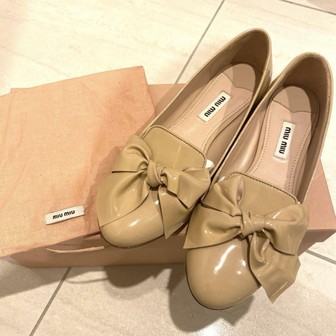 miumiu(ミュウミュウ)の新品未使用♡ミュウミュウ  miumiu ビジュー リボン パンプス フラット靴 レディースの靴/シューズ(ハイヒール/パンプス)の商品写真
