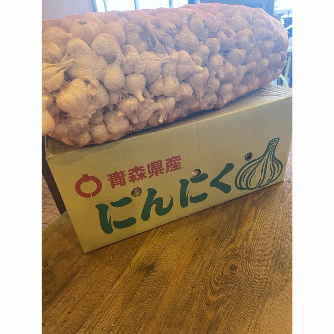 安心！国産青森県産福地ホワイト黒にんにくバラ1キロ 食品/飲料/酒の食品(野菜)の商品写真