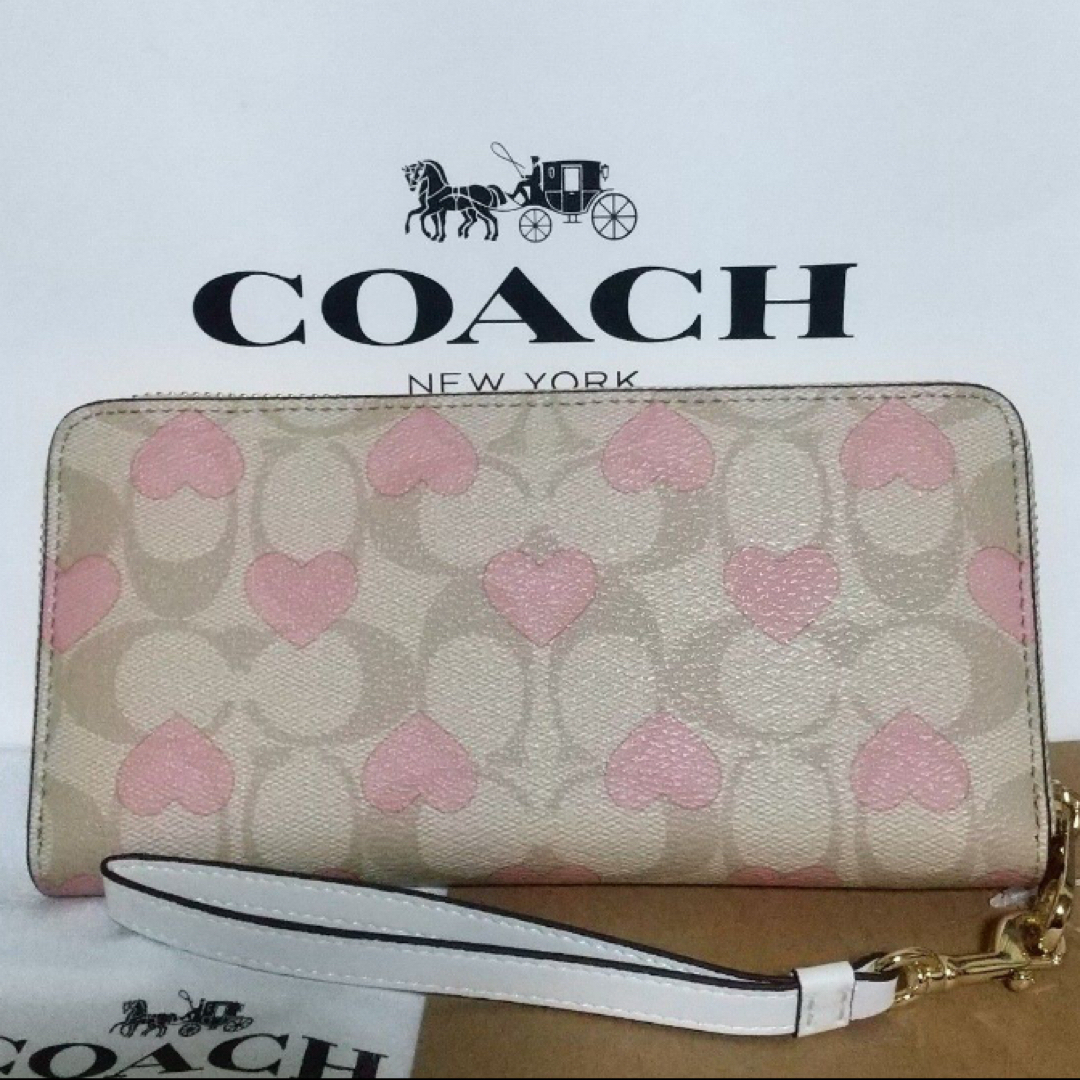 COACH(コーチ)の新品　コーチ　長財布　ベージュ　ハート　ラウンドファスナー　小銭入れ有 レディースのファッション小物(財布)の商品写真