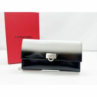 サルヴァトーレフェラガモ(Salvatore Ferragamo)の現行モデル　美品　フェラガモ　ガンチーニ　ワンダ　三つ折り長財布　黒　白(財布)