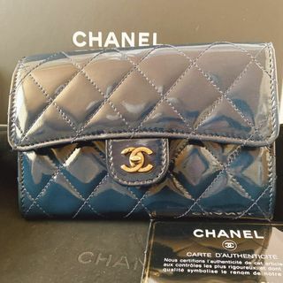 シャネル(CHANEL)の【超美品！】シャネルCHANEL マトラッセ二つ折り財布　ネイビー　レザー(財布)