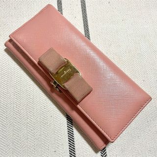 サルヴァトーレフェラガモ(Salvatore Ferragamo)のSalvatoreFerragamoサルバトーレフェラガモバラ長財布ピンクリボン(財布)