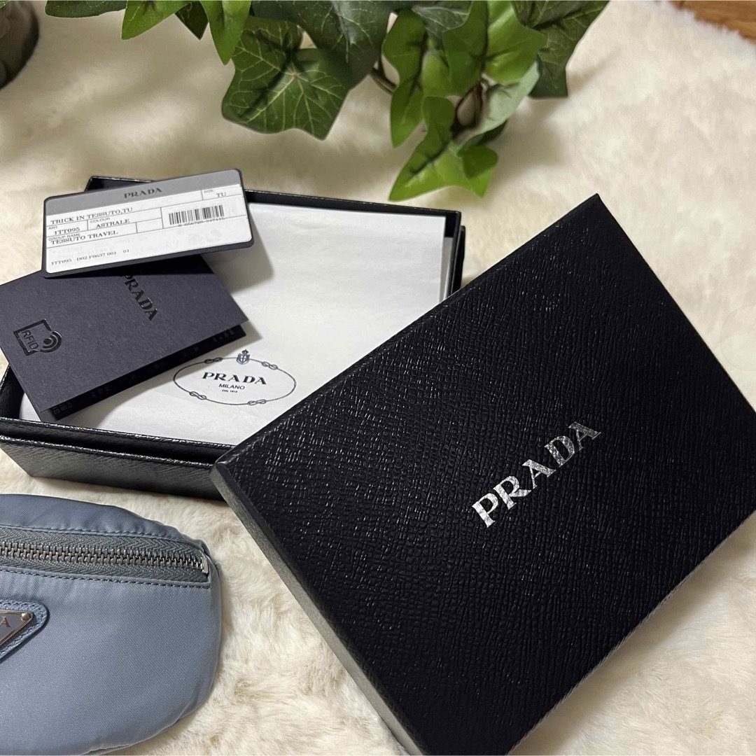 PRADA(プラダ)のPRADA プラダ ポーチ ブルー ナイロン ミニ ハンドポーチ 新品 未使用 レディースのファッション小物(ポーチ)の商品写真