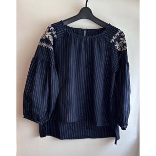 フェリシモ(FELISSIMO)のフェリシモ　刺繍スモックブラウス　紺(シャツ/ブラウス(長袖/七分))