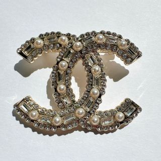 CHANEL - 新品 定番大人気ブローチ キラキラブローチ プレゼントにも CHANEL - 新品 定番大人気ブローチ キラキラブローチ プレゼントにも