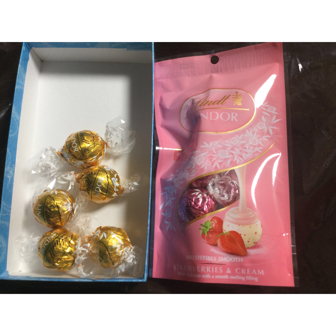 Lindt(リンツ)のリンツ　Lindt リンドール　ストロベリー&クリーム　ホワイト　各五　計十個 食品/飲料/酒の食品(菓子/デザート)の商品写真