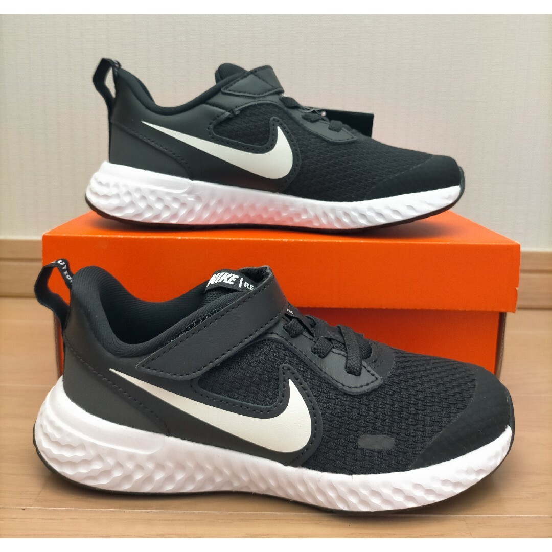 NIKE(ナイキ)の【6427】【新品】 箱なし 17㎝ ナイキ レボリューション5 スニーカー キッズ/ベビー/マタニティのキッズ靴/シューズ(15cm~)(スニーカー)の商品写真