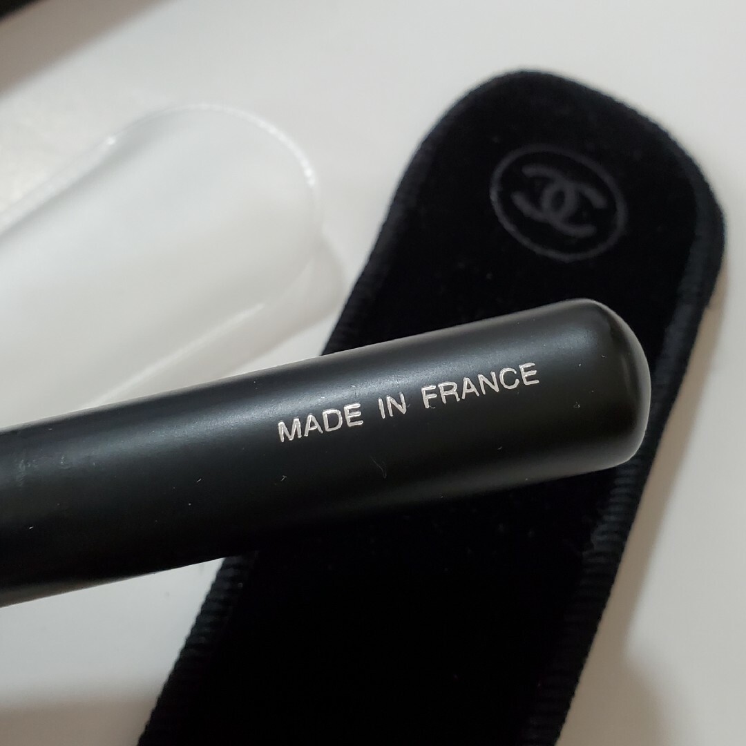 CHANEL(シャネル)のCHANEL ブラッシャーブラシ フェイスブラシ ファンデーション フェイスパウ コスメ/美容のメイク道具/ケアグッズ(チーク/フェイスブラシ)の商品写真