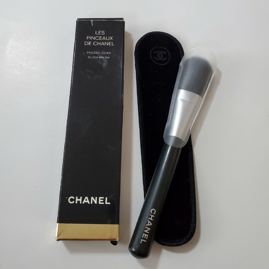 CHANEL(シャネル)のCHANEL ブラッシャーブラシ フェイスブラシ ファンデーション フェイスパウ コスメ/美容のメイク道具/ケアグッズ(チーク/フェイスブラシ)の商品写真