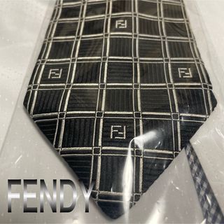 フェンディ(FENDI)のフェンディ　ネクタイ【未使用に近い】ズッカ柄　チェック　光沢厚手　ブラック　共裏(ネクタイ)