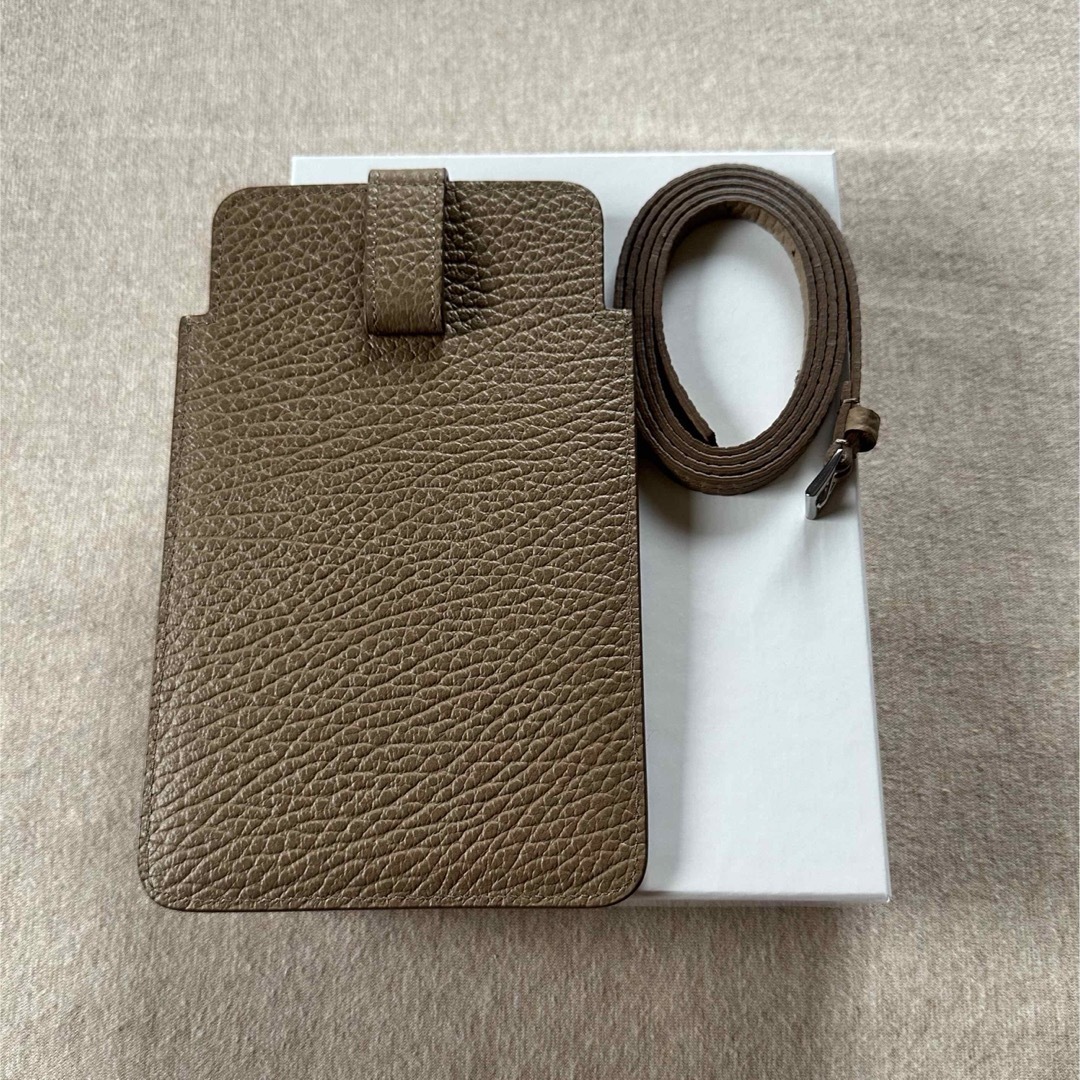 Maison Martin Margiela(マルタンマルジェラ)の新品 メゾン マルジェラ 4ステッチ スマートフォンポーチ バッグ ブラウン  レディースのファッション小物(財布)の商品写真