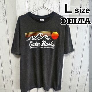 デルタ(DELTA)のDELTA　Tシャツ　L　ダークグレー　ロゴ　Outer Banks　USA古着(Tシャツ/カットソー(半袖/袖なし))