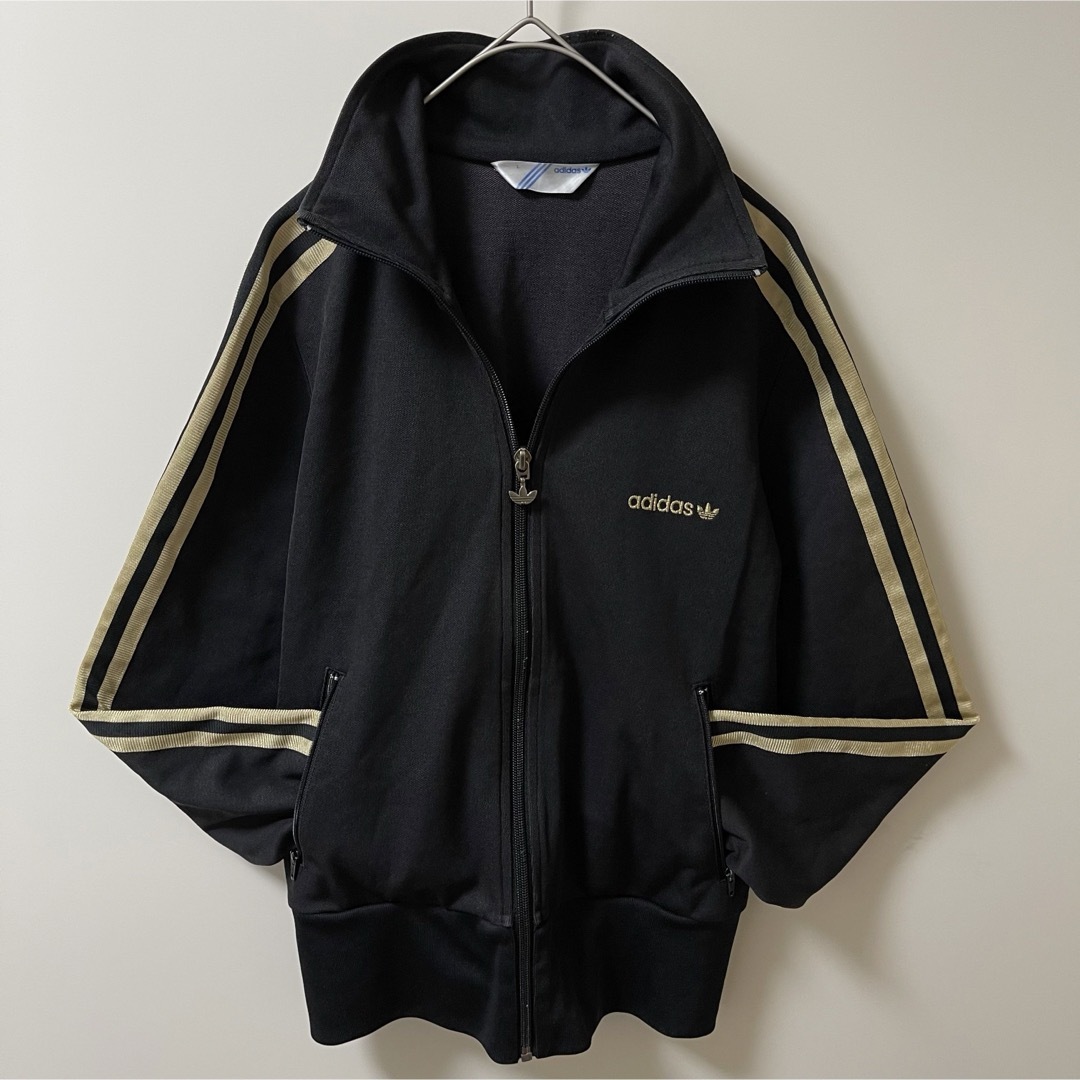 く日はお得♪ ブラック黒トップゴールドの通販 WM美品】アディダス刺繍トラックジャケット古着ジャージ - adidas by ならラクマ CYI※3箇所同時出品中|アディダス トップス