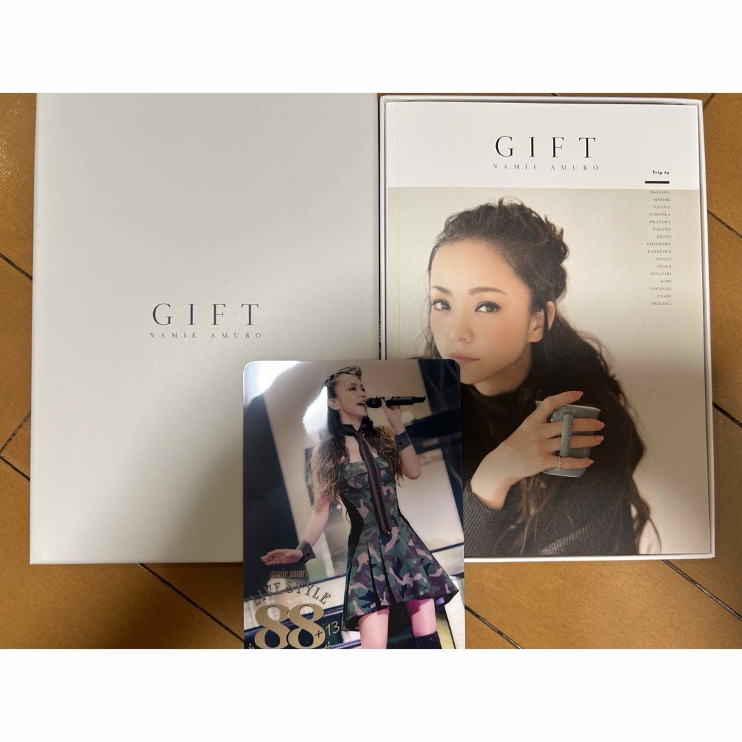 安室奈美恵グッズ＆エッセイ集(合計12点)＋おまけ一点 エンタメ/ホビーのタレントグッズ(ミュージシャン)の商品写真