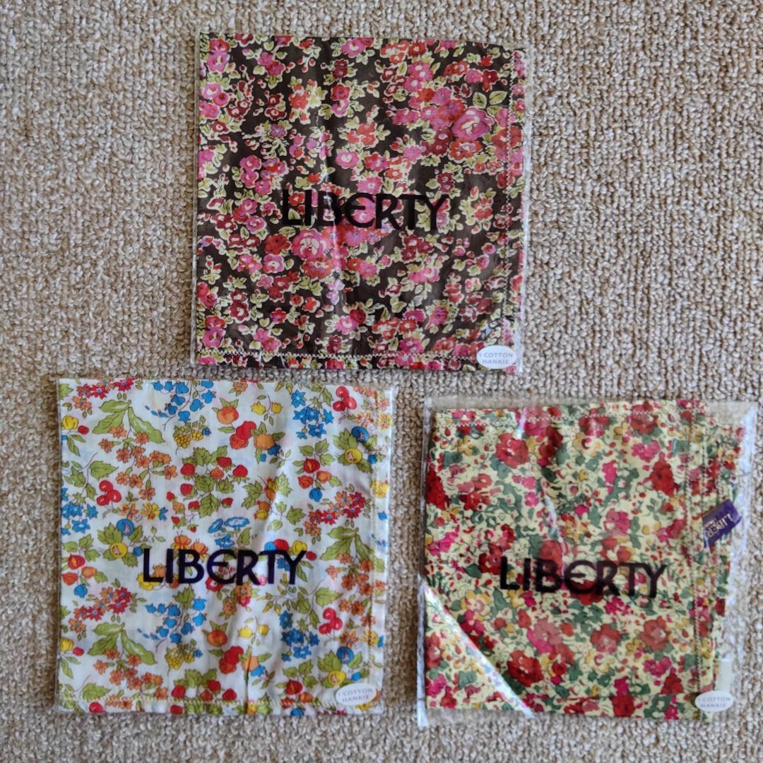 LIBERTY.(リバティ)のリバティ　LIBERTY　リバティプリント ハンカチ コットン レディースのファッション小物(ハンカチ)の商品写真