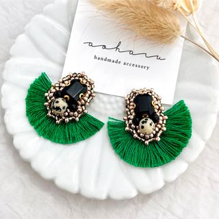 ダルメシアン ビジュー ビーズ刺繍×タッセルピアス/イヤリング(グリーン)(ピアス)