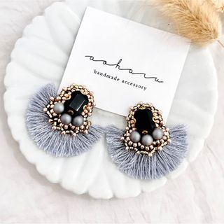 ビジュー ビーズ刺繍×カラフルタッセルピアス/イヤリング(グレー)(ピアス)