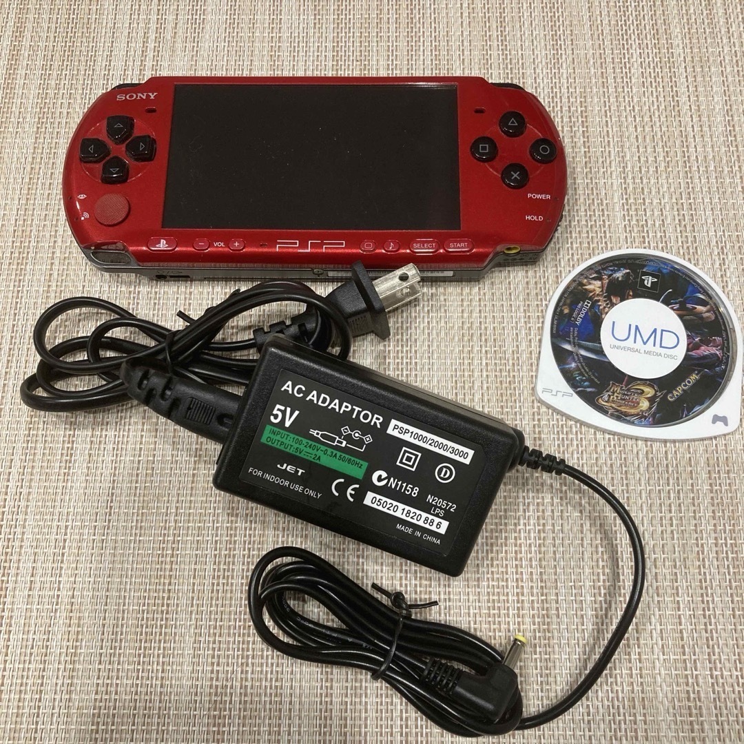 PlayStation Portable(プレイステーションポータブル)の【限定色】PSP 3000 すぐ遊べるセット レッドブラック　おまけソフト付き エンタメ/ホビーのゲームソフト/ゲーム機本体(携帯用ゲーム機本体)の商品写真