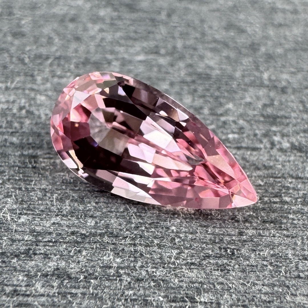 1.4ct 桃色 再結晶ピンクサファイア ほっそりペアシェイプのルース レディースのアクセサリー(その他)の商品写真