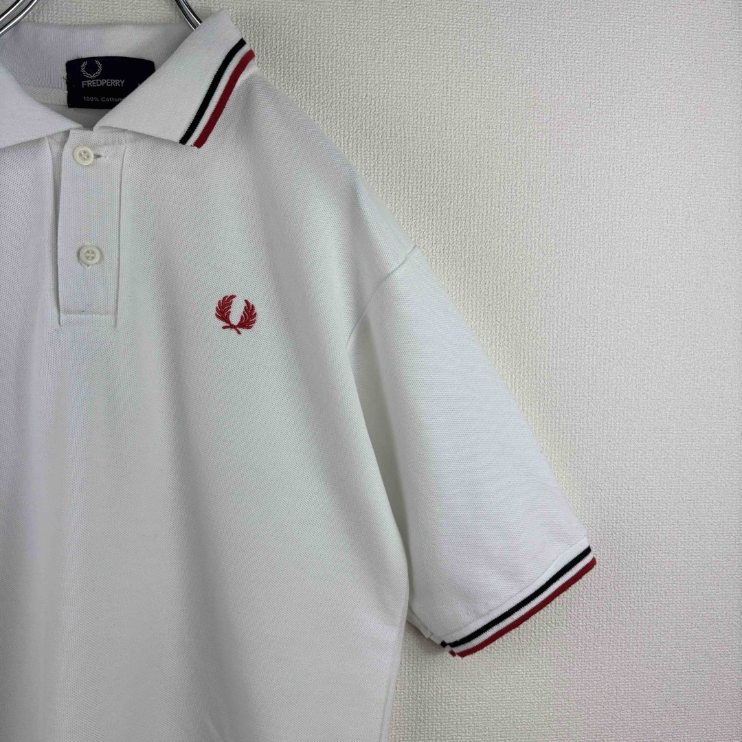 FRED PERRY(フレッドペリー)の大人気　フレッドペリー　ポロシャツ　半袖　白赤黒　M 古着 メンズのトップス(ポロシャツ)の商品写真